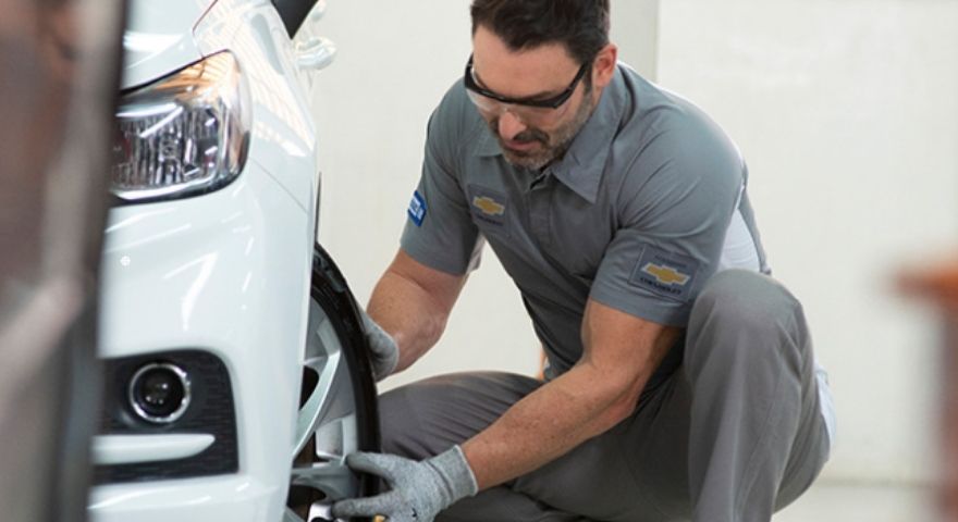 Entenda a importância de fazer a revisão do carro com peças legítimas